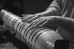 http://muswiki.ru/media/instrument/glass_harmonica.jpg